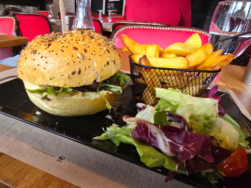 Burger et frites servis à la brasserie L’Arsenal à Bastille