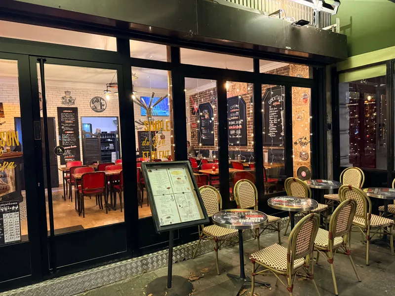 Terrasse de la brasserie L’Arsenal à Bastille en soirée